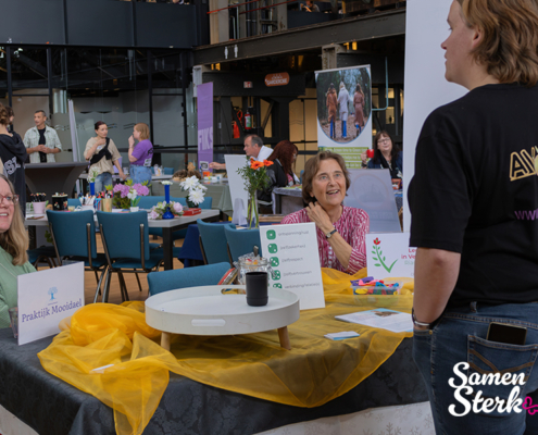 Standhouders met elkaar in gesprek